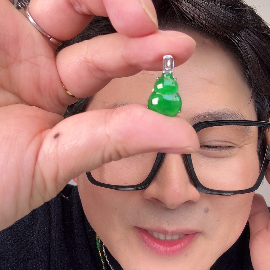 翡翠未镶嵌颈饰一件