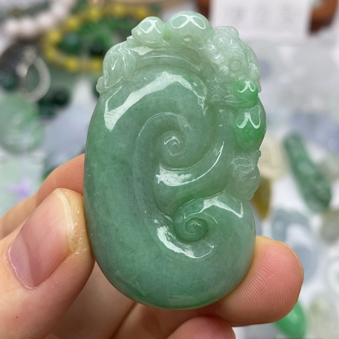 翡翠未镶嵌颈饰如意