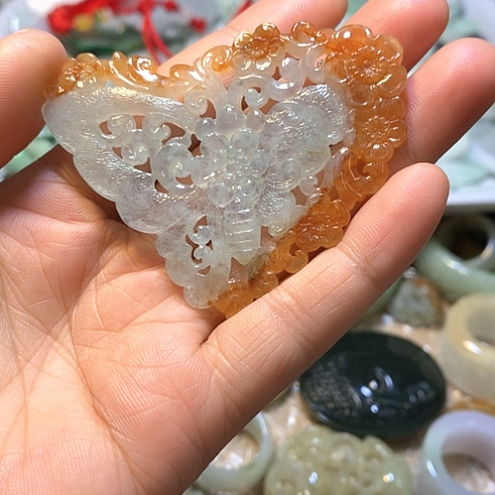 翡翠未镶嵌颈饰蝶恋花。62*49.8*2.9