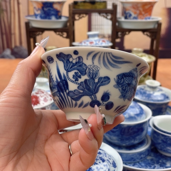陶摆件青花鱼藻纹压手杯