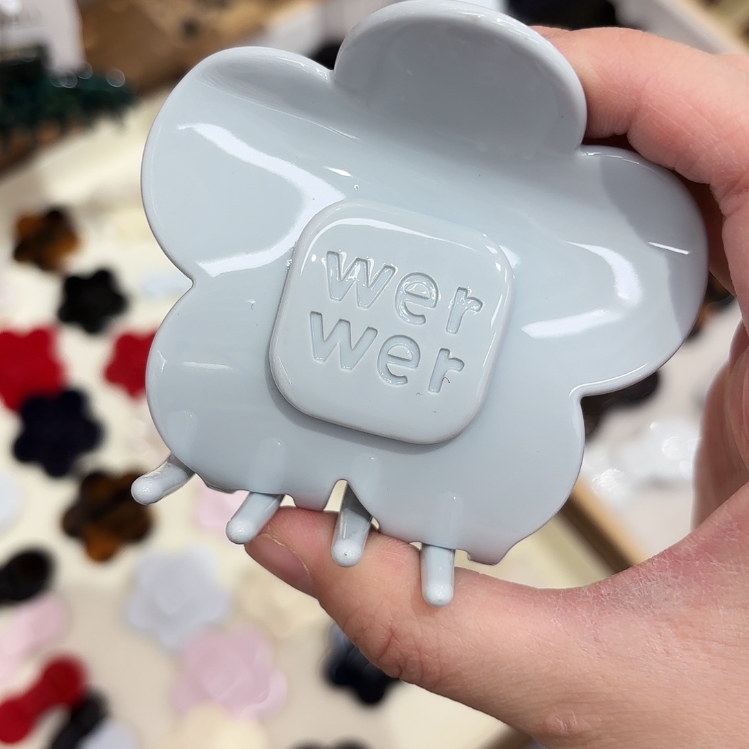 皮质铁合金抓夹一个花朵