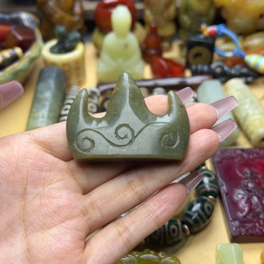 蛇纹石玉未镶嵌颈饰