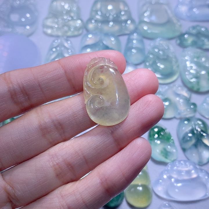 翡翠颈饰未镶嵌如意