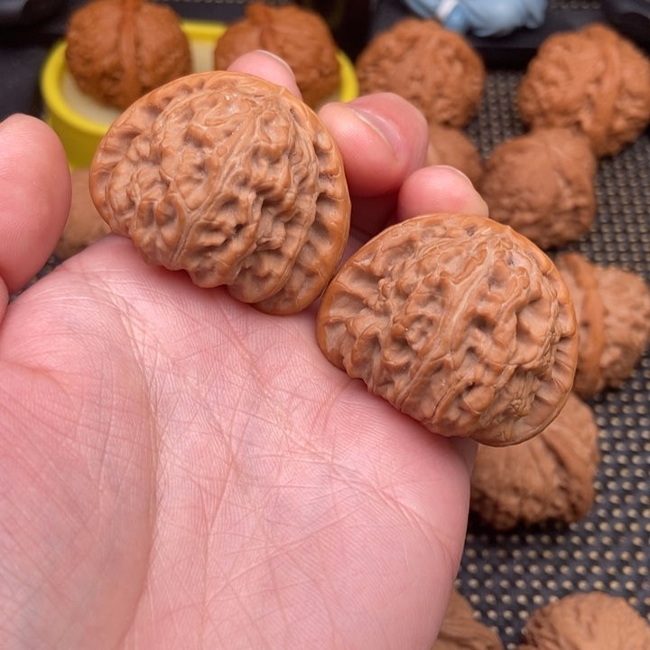 文玩核桃吊坠白狮子