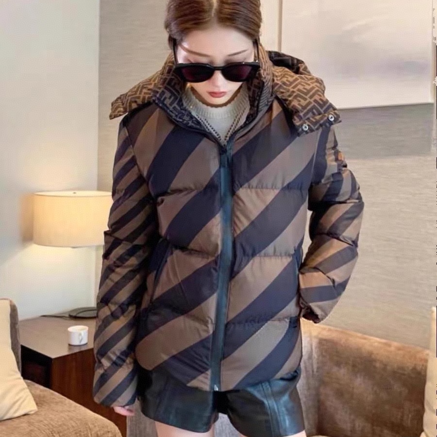 99新 FENDI/芬迪 棕色满印双面羽绒服 46码 