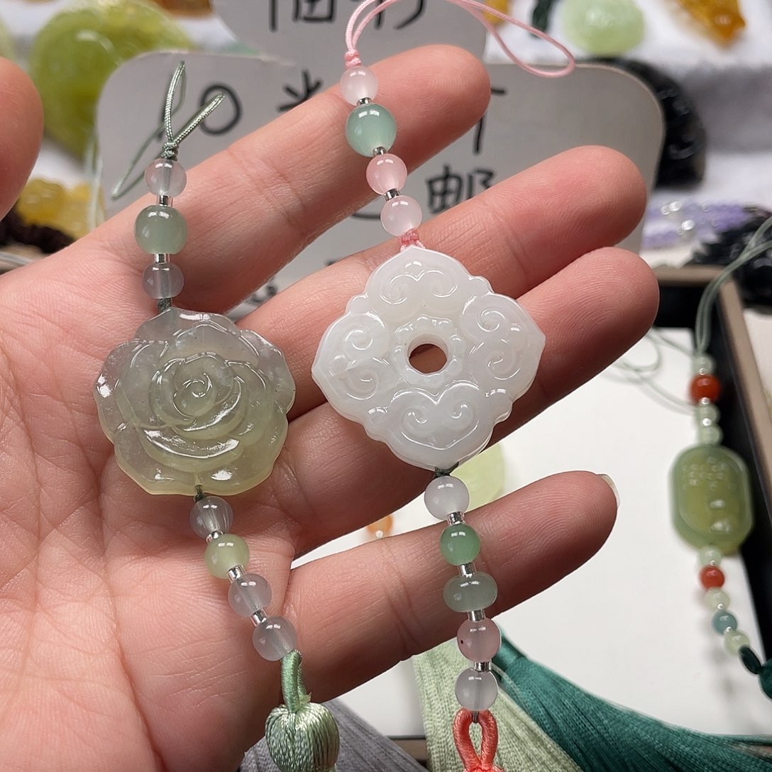 西***袭蛇纹石玉未镶嵌颈饰