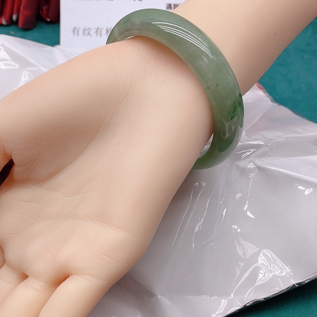 翡翠手镯未镶嵌有***人A3666666