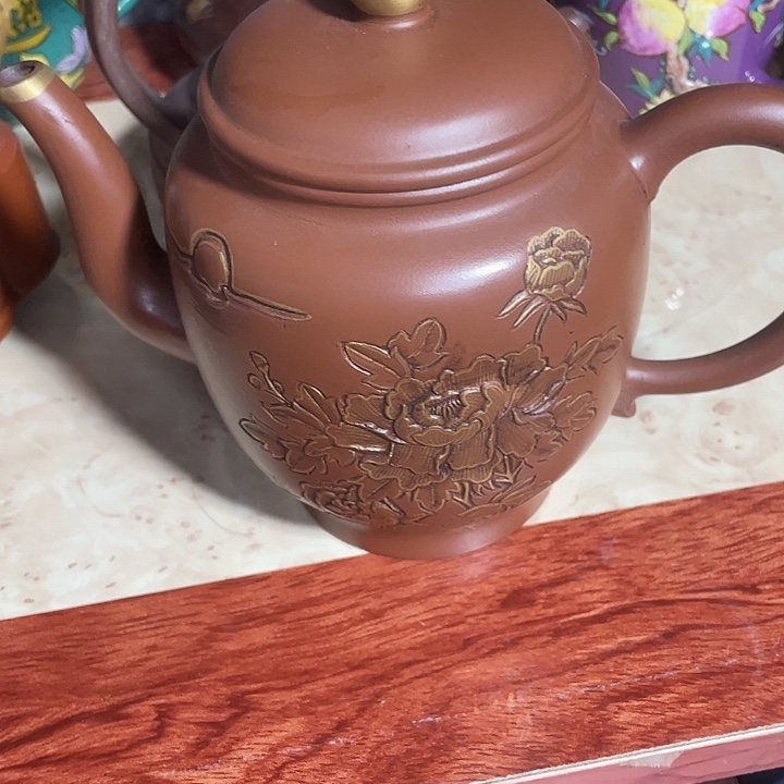 听***影茶壶紫砂原矿泥料手工制作的一把紫砂壶。