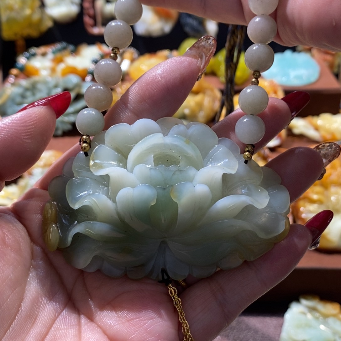 蛇纹石玉颈饰未镶嵌