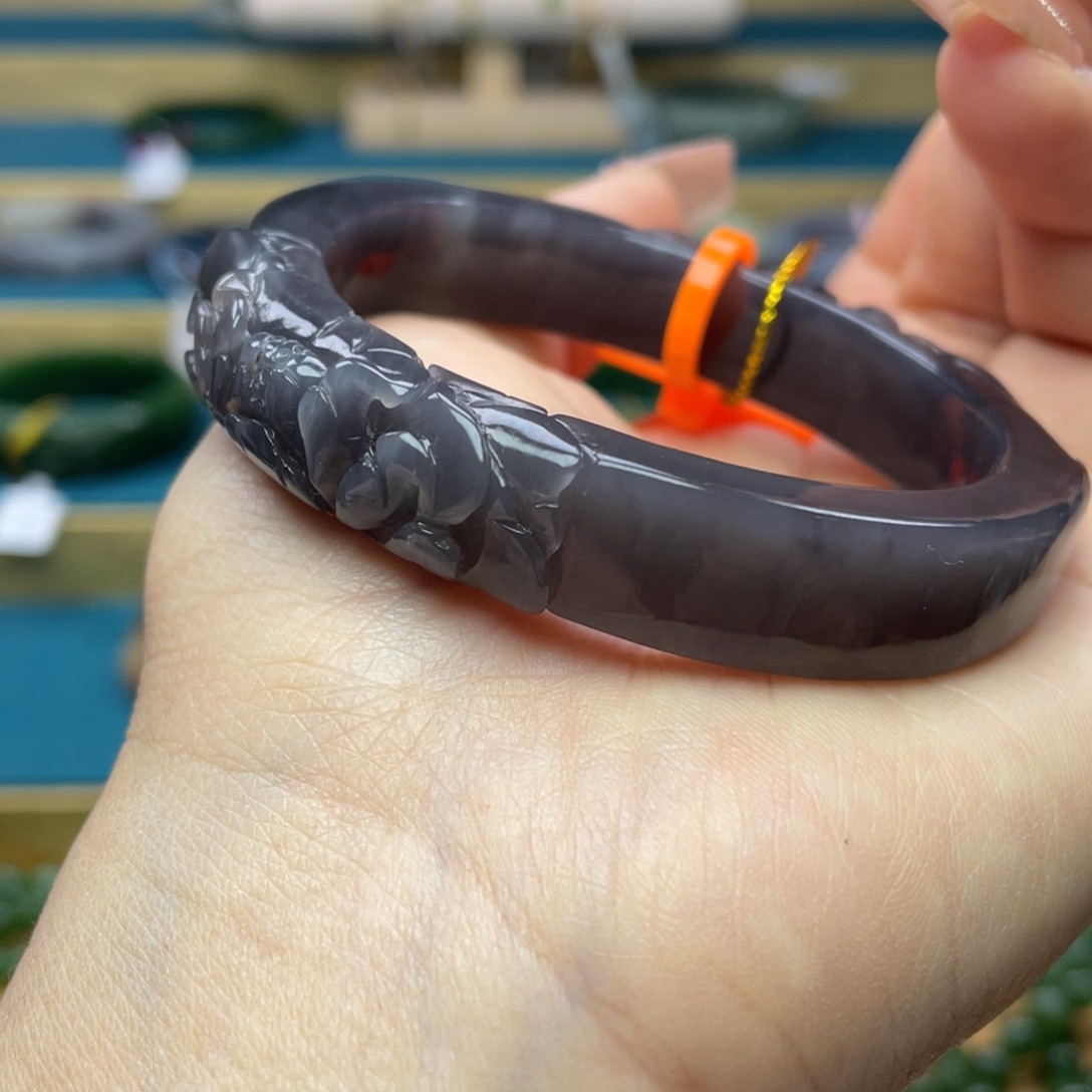 和田玉手镯59圈口。编号67贵妃镯未镶嵌