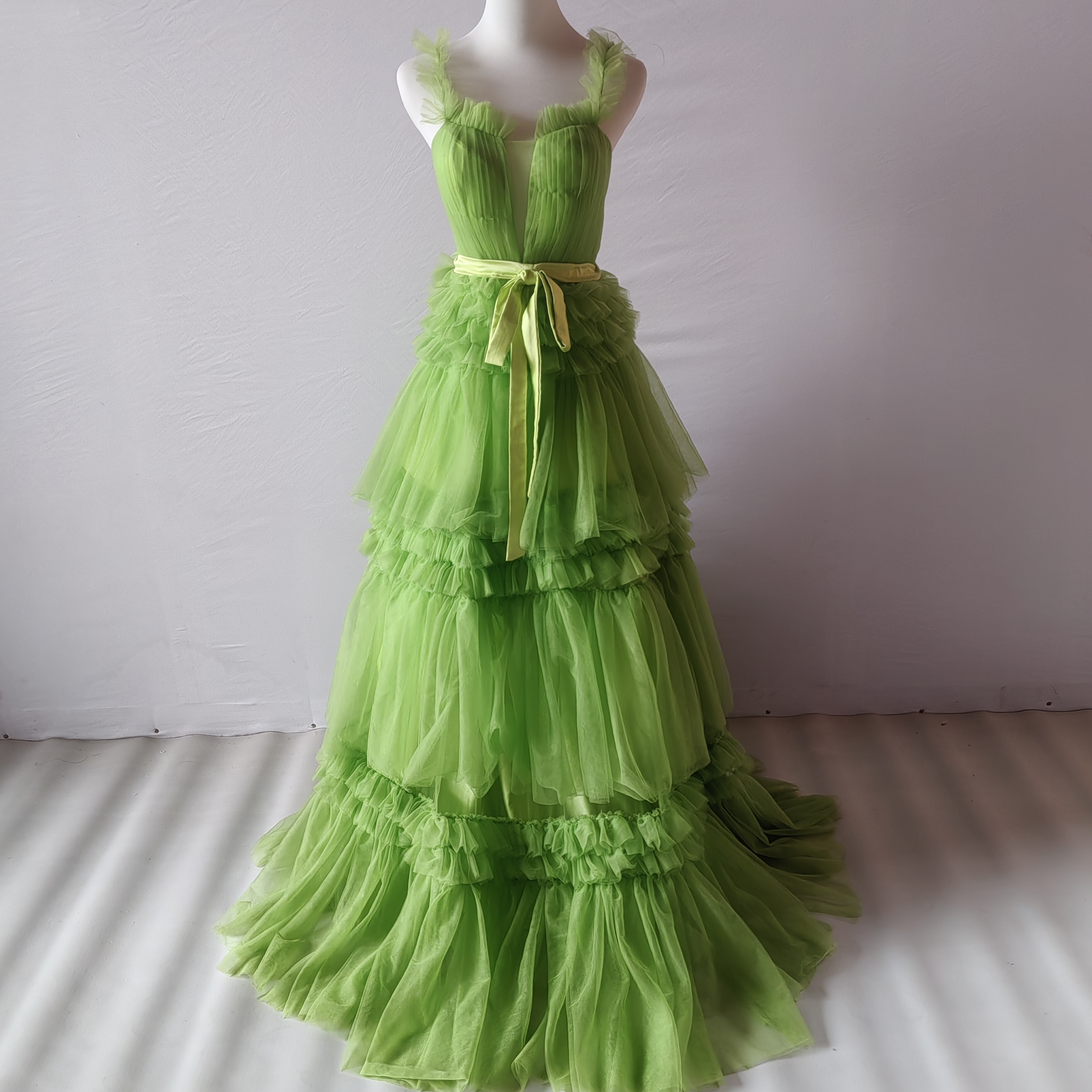 S码 绿色蛋糕裙 吊带 绑带款 露背主持人生日走秀 裙长167cm