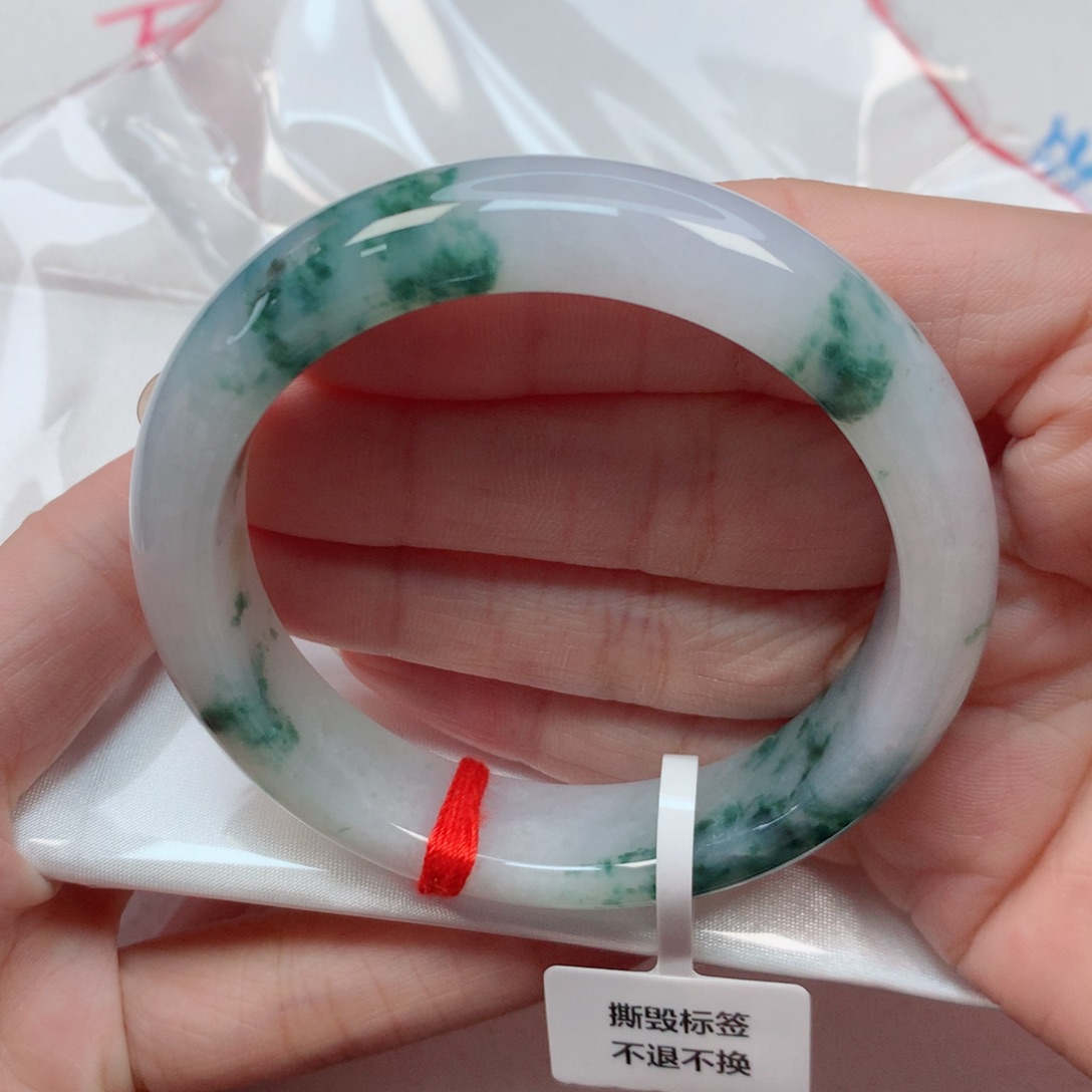 翡翠手镯未镶嵌55圈