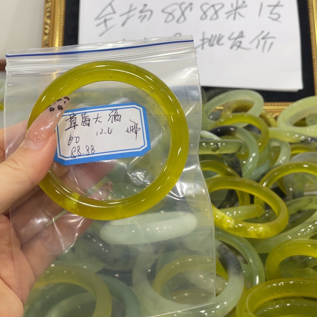 草***福蛇纹石玉未镶嵌手镯