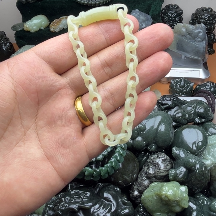 和田玉未镶嵌把件