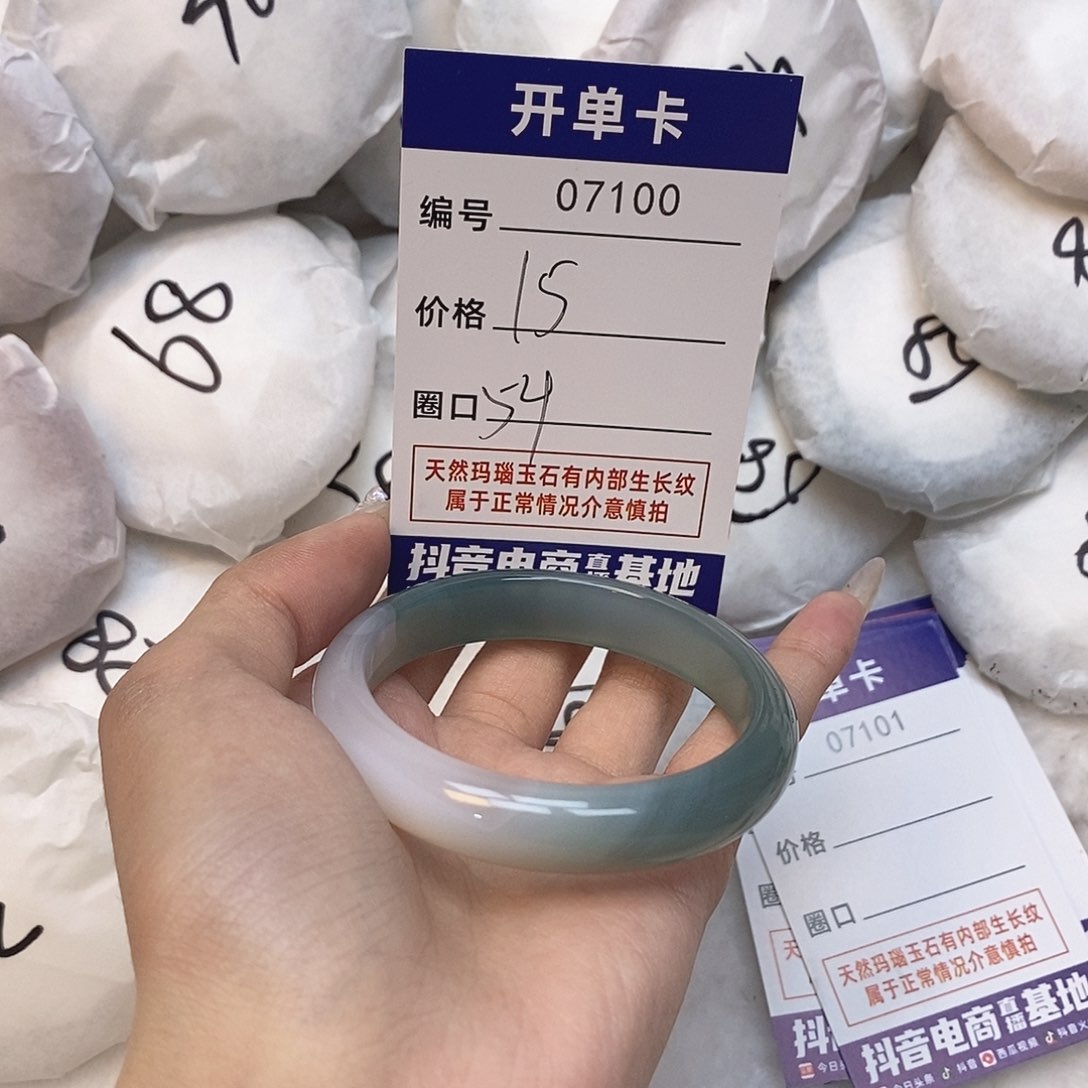 玛瑙/玉髓手镯未镶嵌100