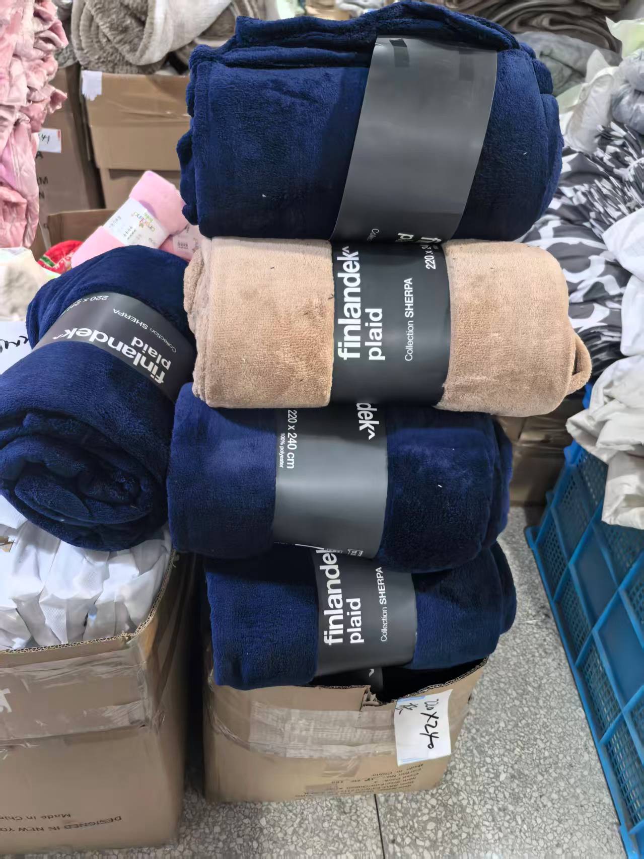 《厚广家》3楼220×240杂款加厚纯色法兰绒毯子 发1张2.6斤 不挑色