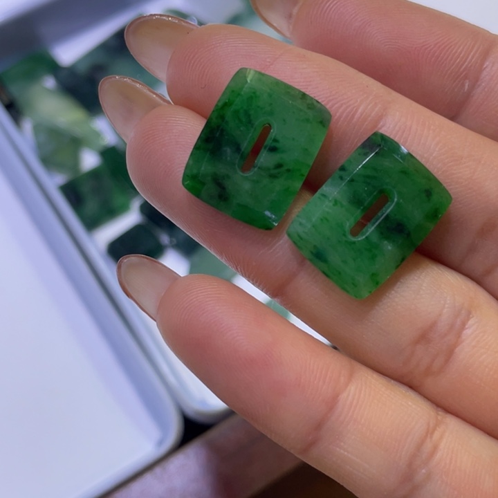 翡翠挂件未镶嵌扣子