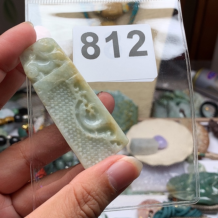 翡翠颈饰未镶嵌?**.翡翠