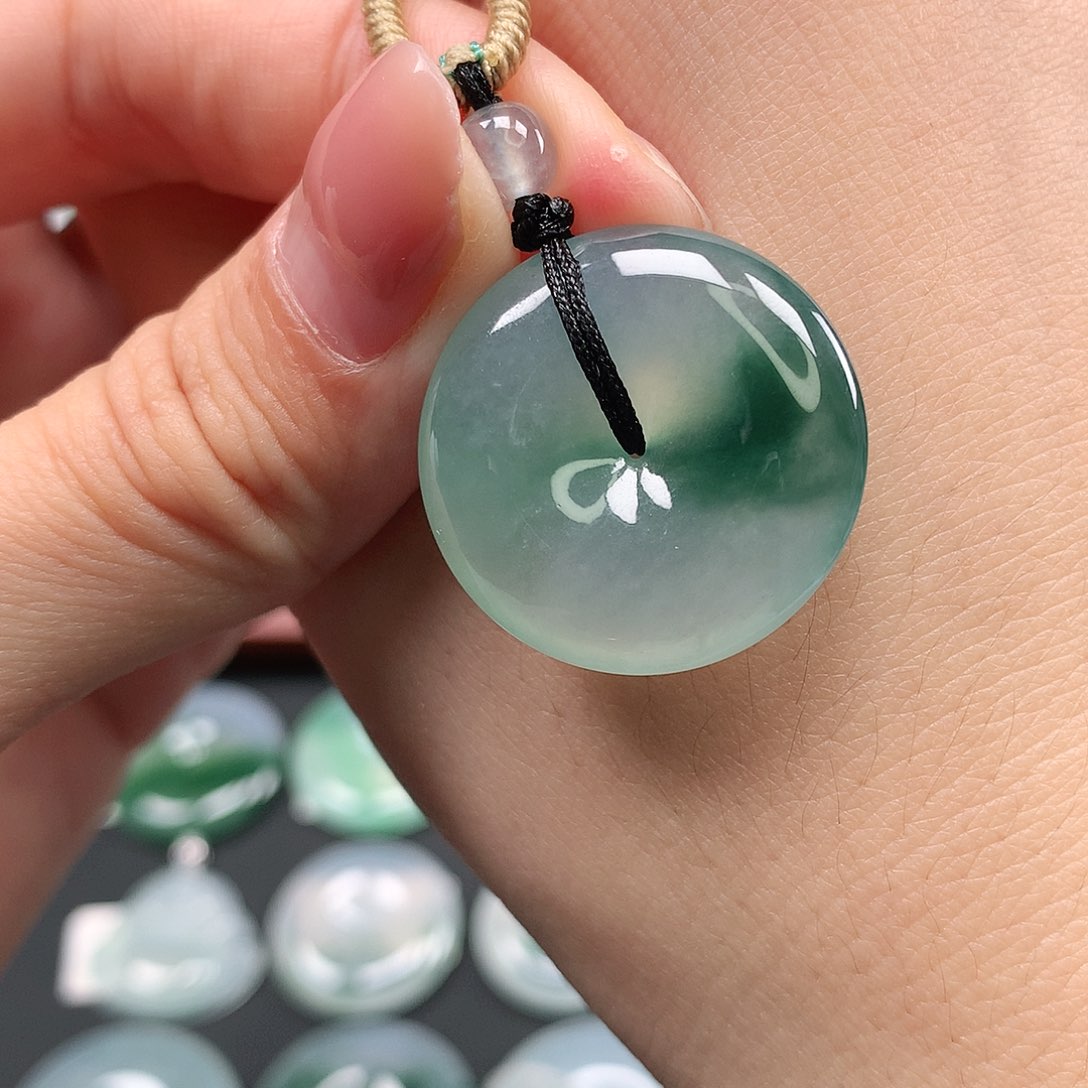 翡翠颈饰未镶嵌平安