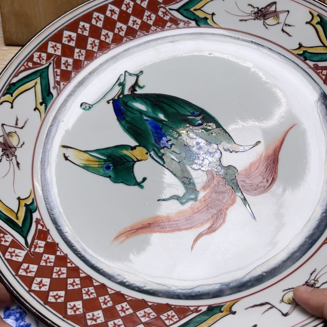 瓷片密密麻麻地排列着一个大