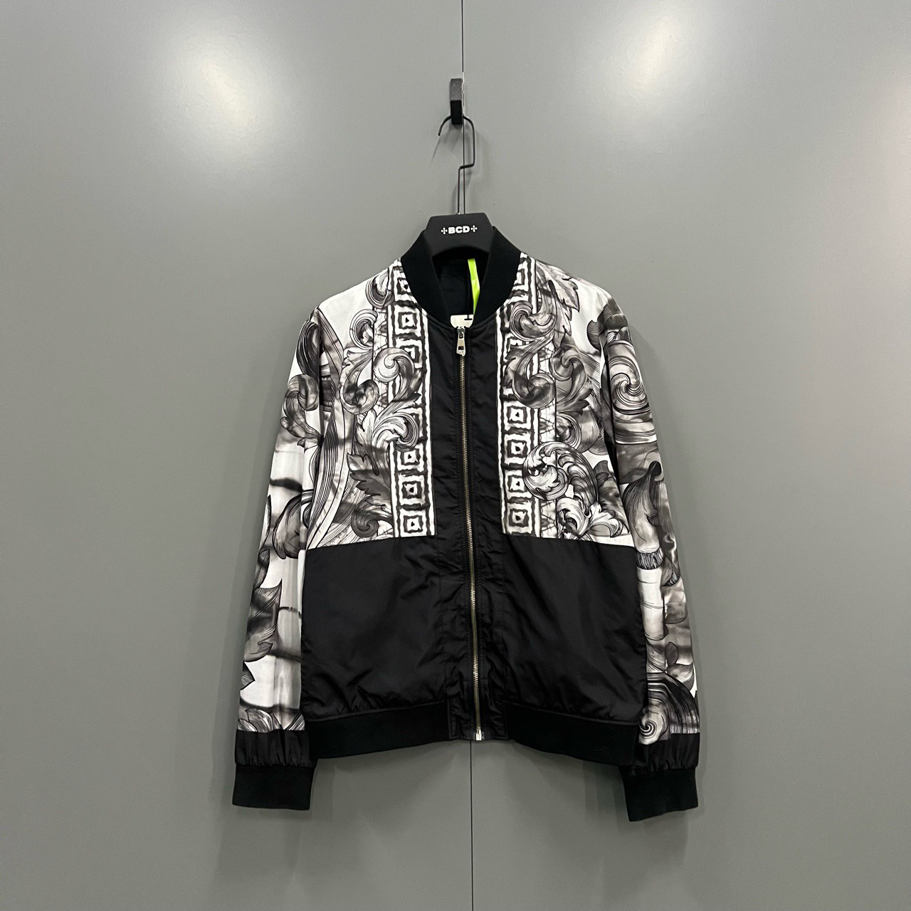 95新 VERSACE/范思哲 （jp）223 图腾拼接印花外套 50码