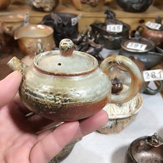瓷片微瑕的茶壶粗陶