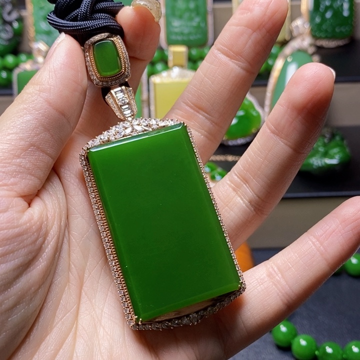 颈饰18K金镶嵌和田玉（糖玉）牧*