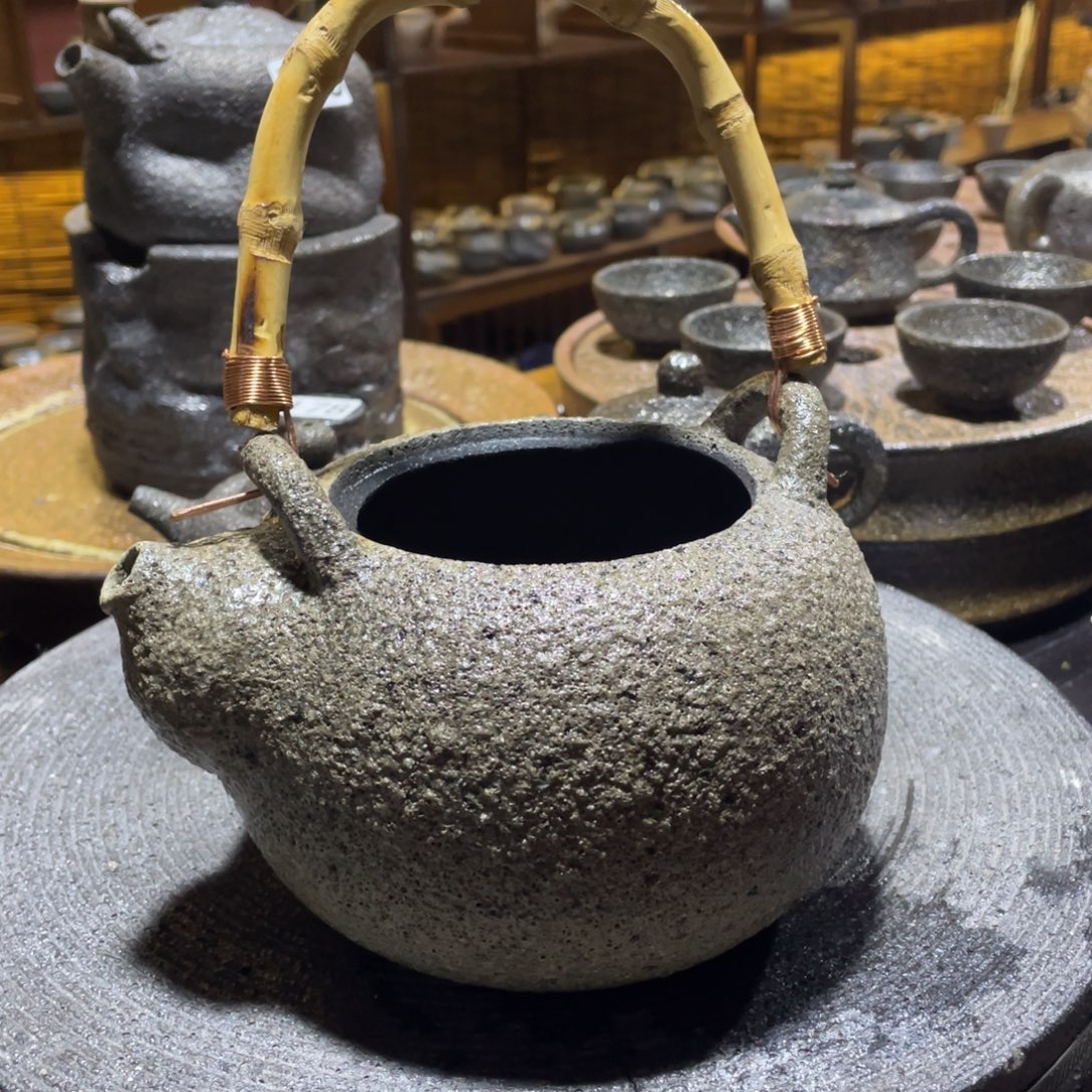 荥经黑砂瑕疵款提梁壶