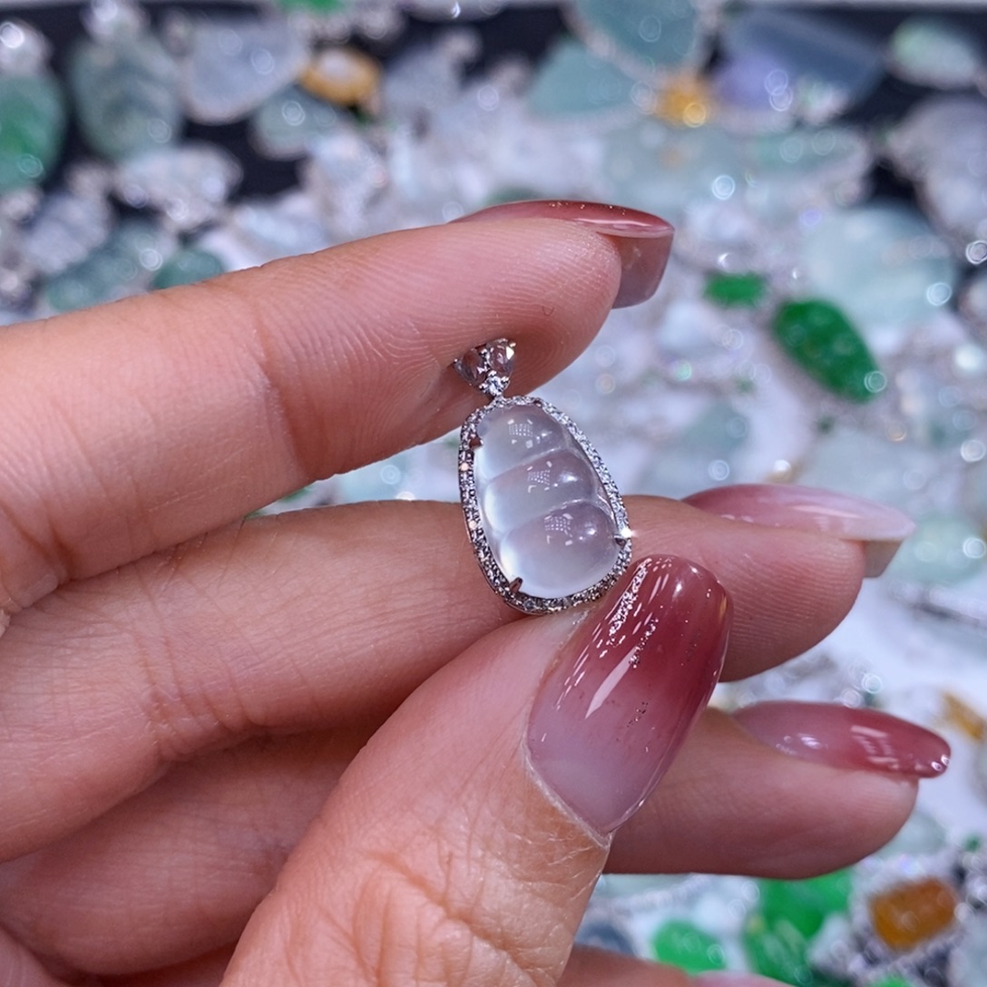 翡翠18K金镶嵌颈饰