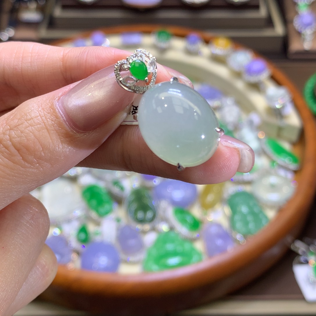 翡翠颈饰18K金镶嵌翡翠吊坠