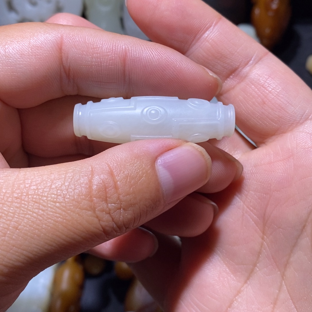 森***虎和田玉未镶嵌颈饰