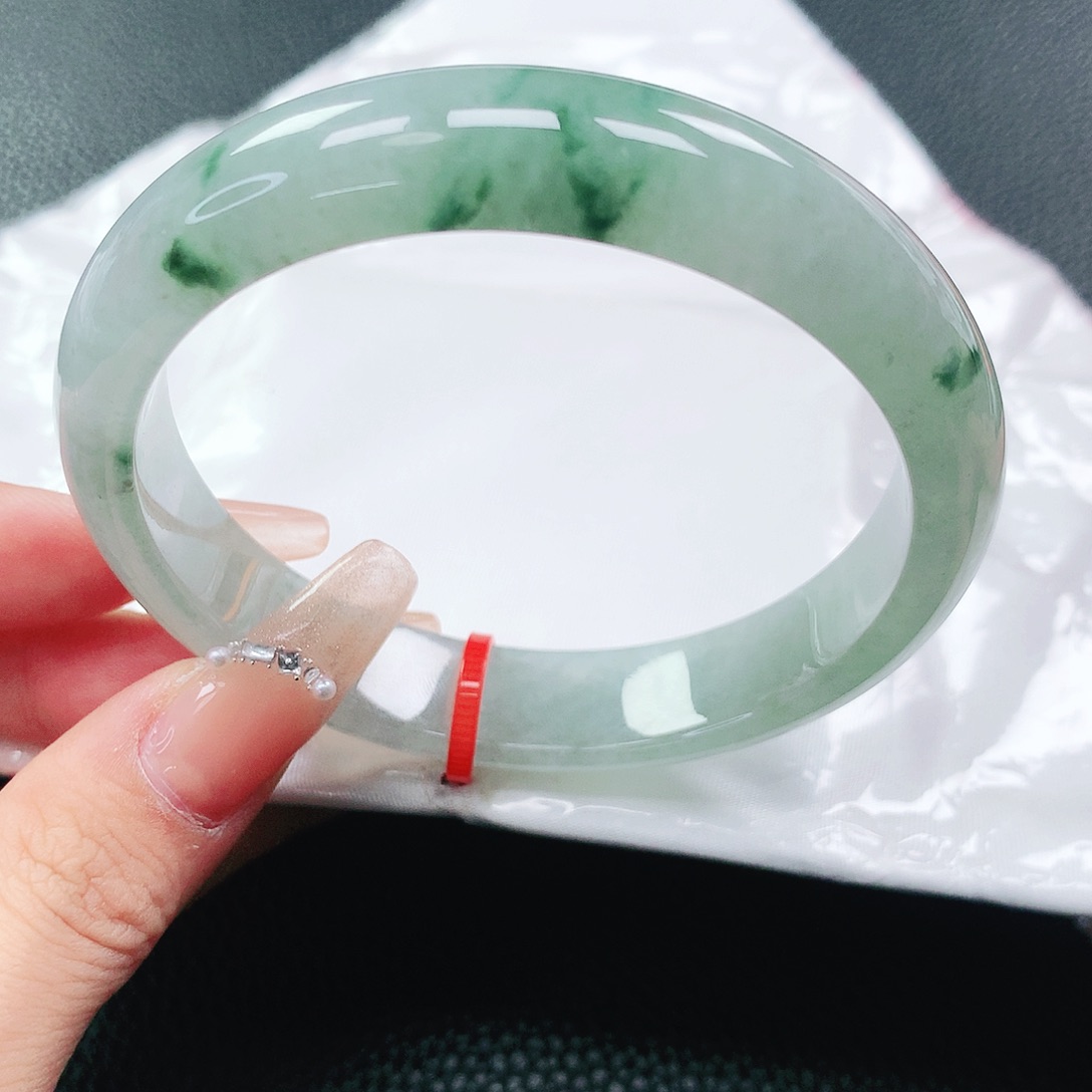 翡翠手镯未镶嵌60圈