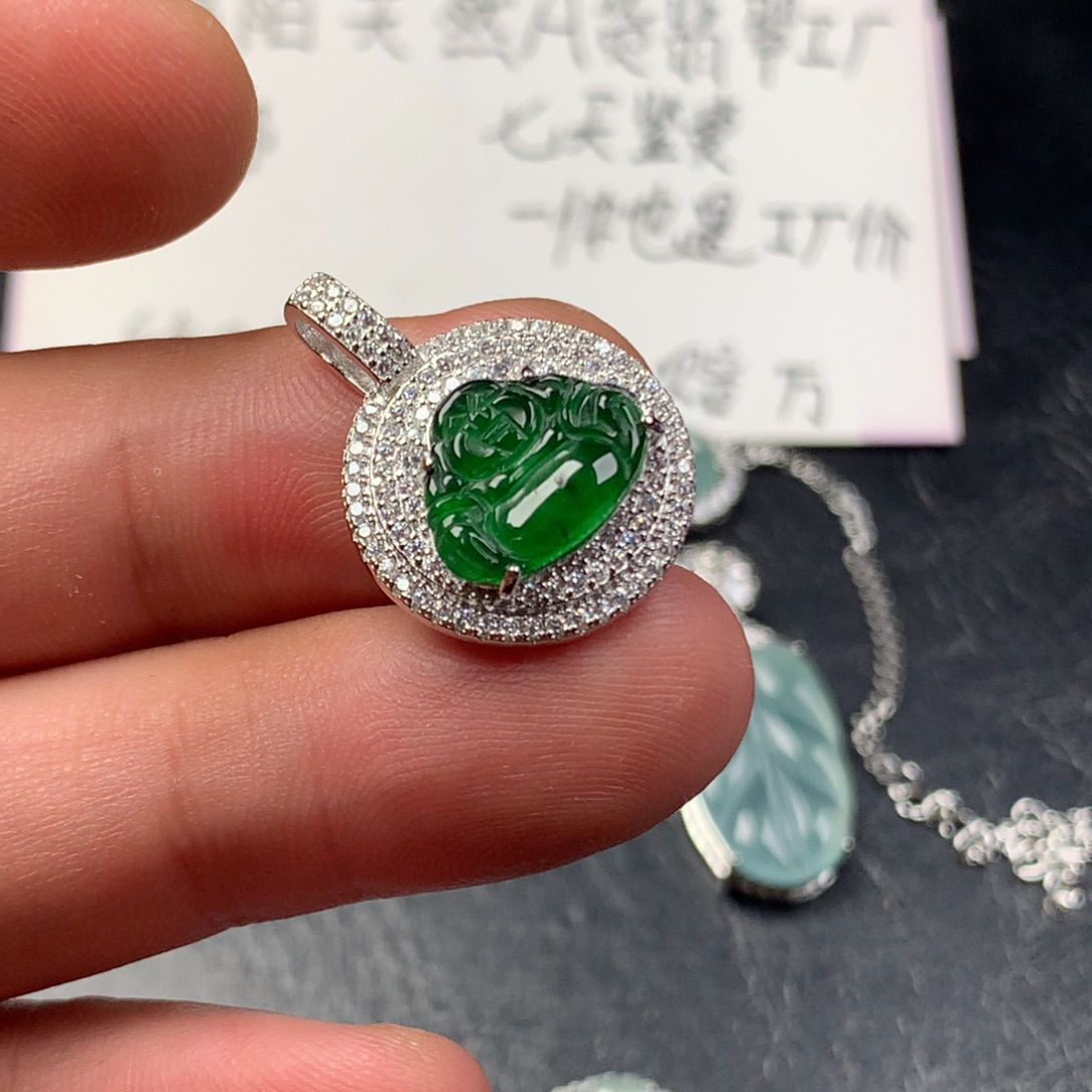颈饰未镶嵌翡翠绿佛公