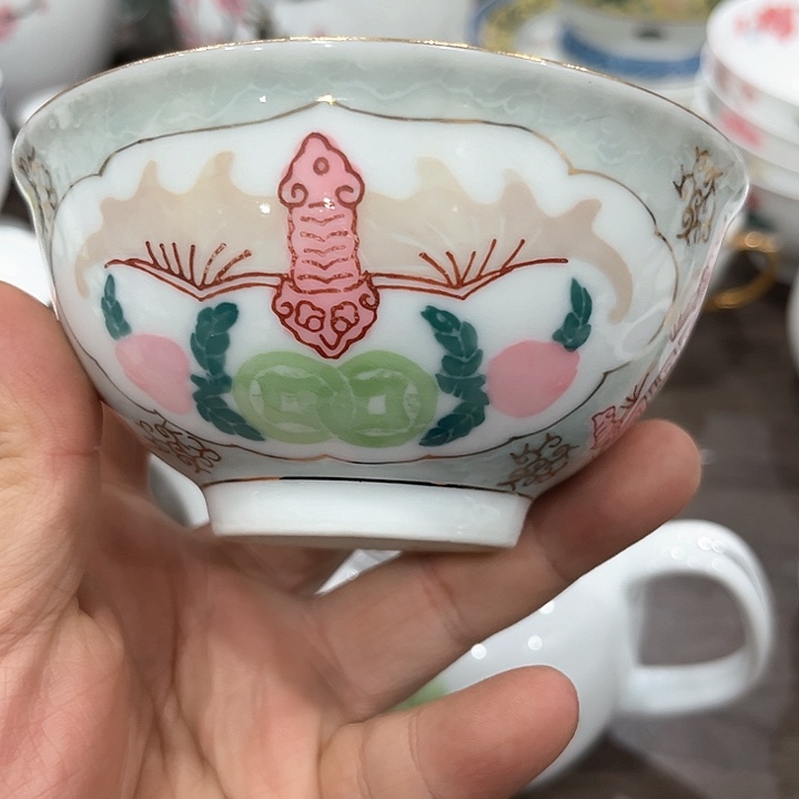 釉下五彩的瓷器和瓷器