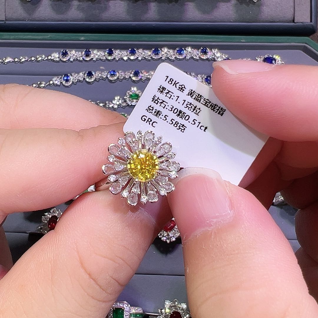 彩色蓝宝石戒指18K金镶嵌