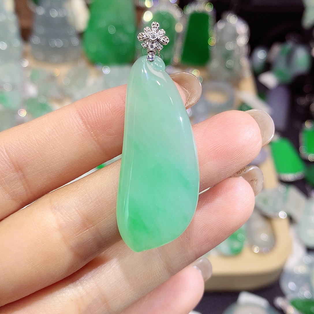 翡翠18K金镶嵌颈饰瓜