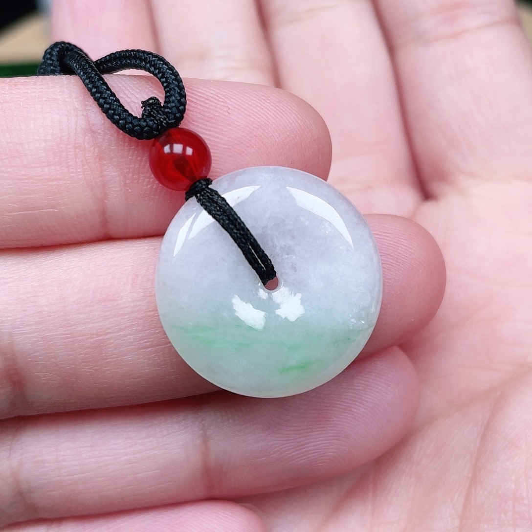 翡翠颈饰未镶嵌平安扣