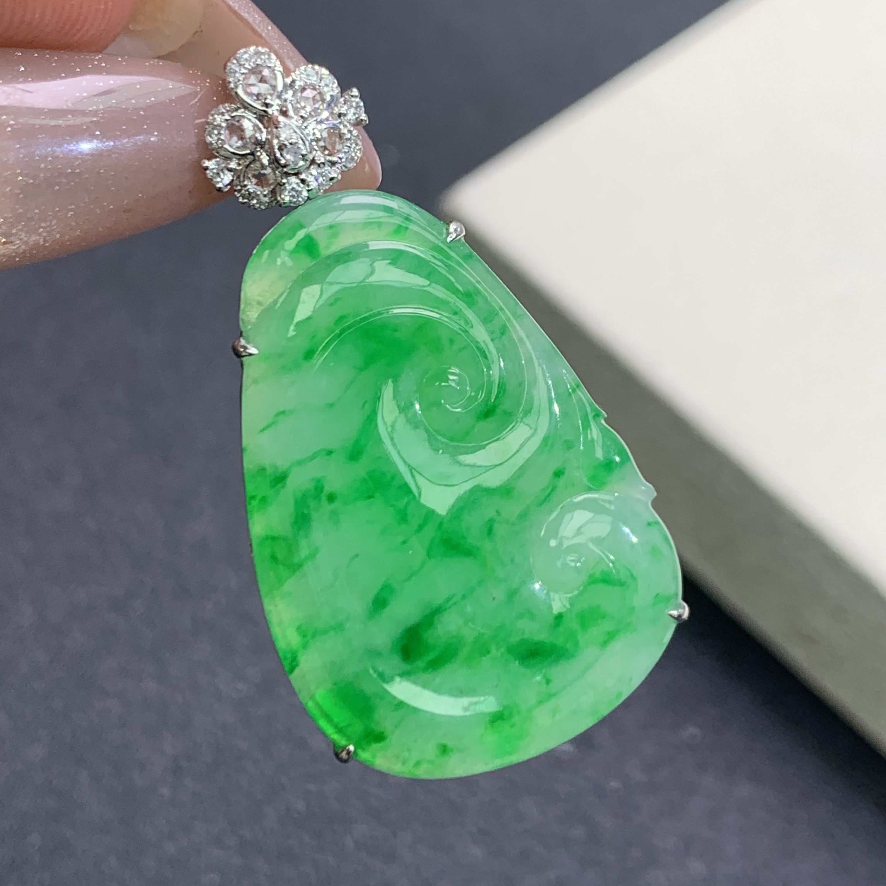 新品推荐·18k金冰阳绿飘花如意缅A翡翠玉石吊坠气质绿色