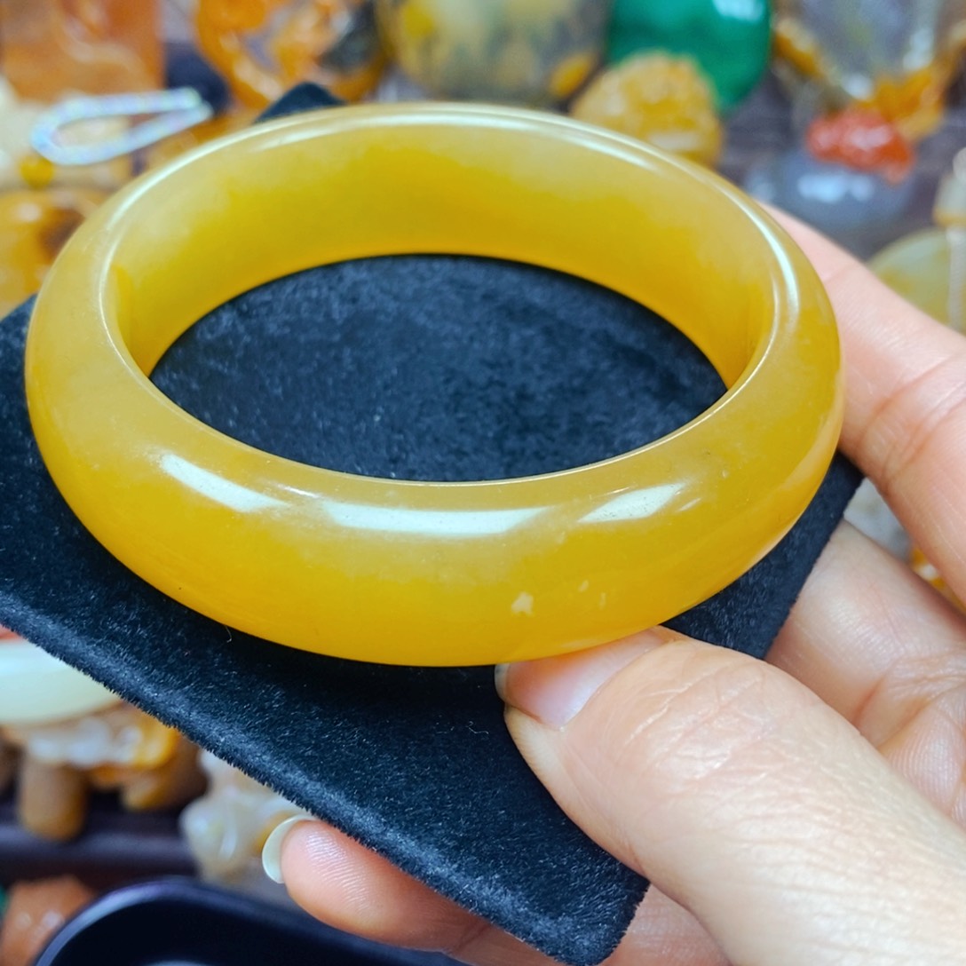 未镶嵌石英质玉（黄龙玉）颈饰