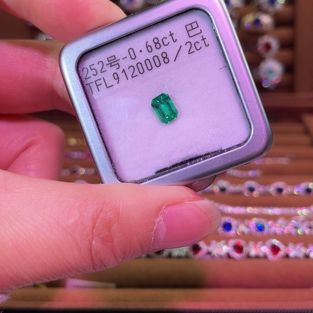 祖母绿裸石未镶嵌