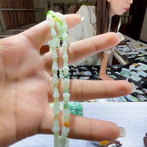 翡翠未镶嵌项圈一个