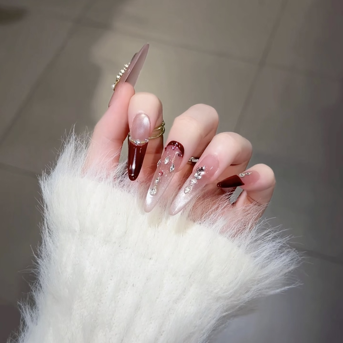 复古风爆闪追光猫眼酒红锆石贴钻法式手工穿戴甲丝绒布朗尼美甲