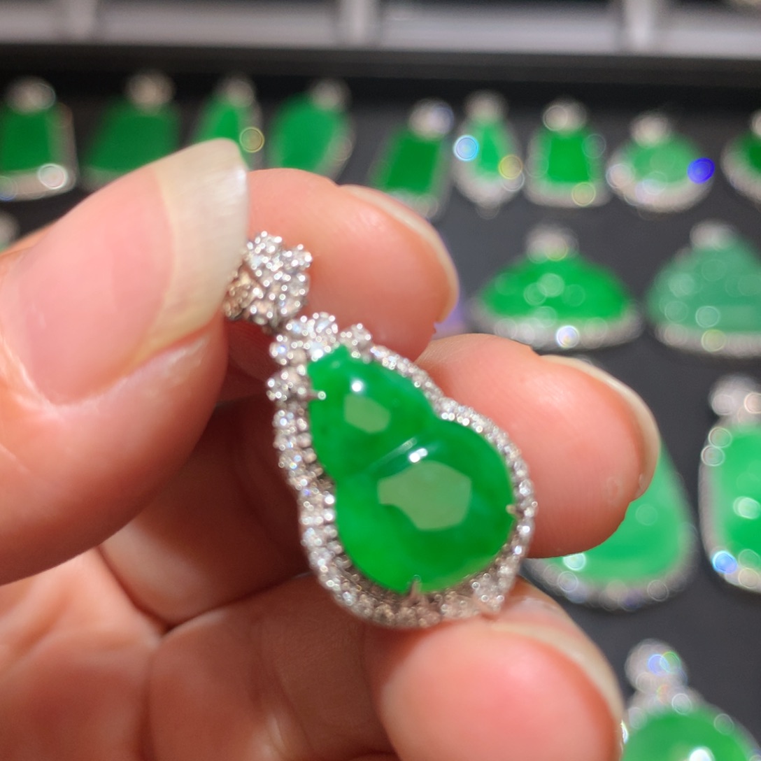 翡翠颈饰18K金镶嵌翡翠