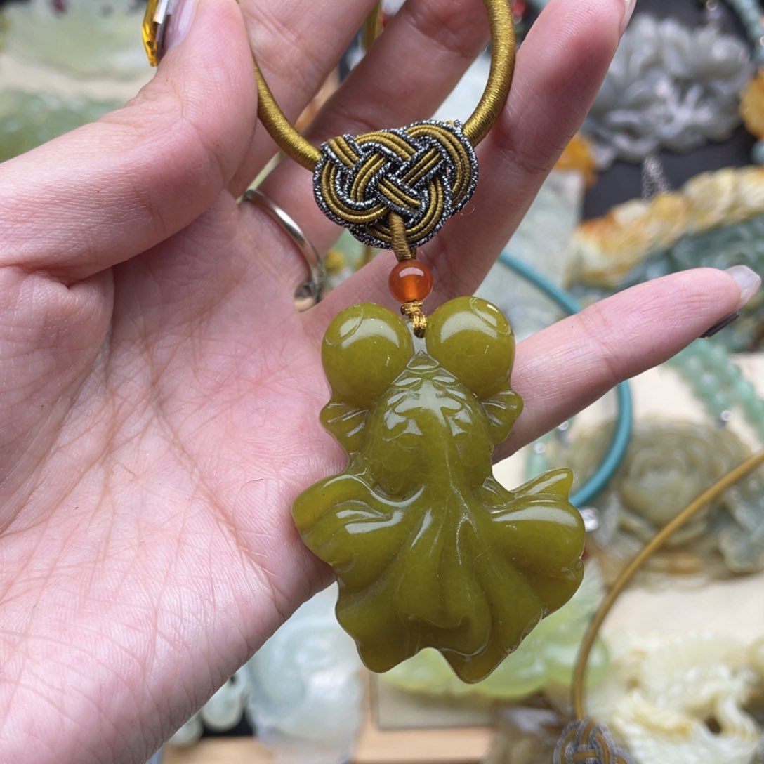 蛇纹石玉颈饰未镶嵌