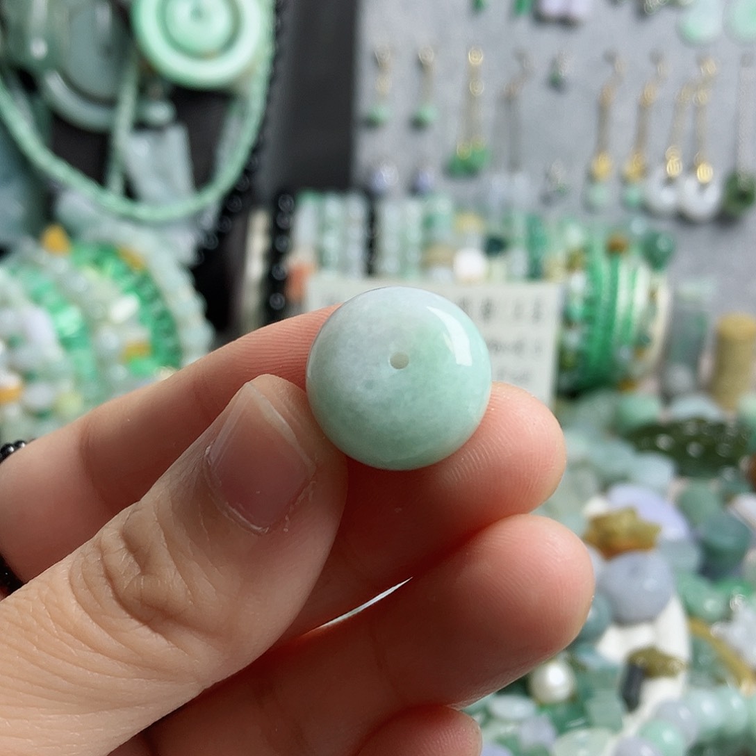 翡翠颈饰未镶嵌面包扣