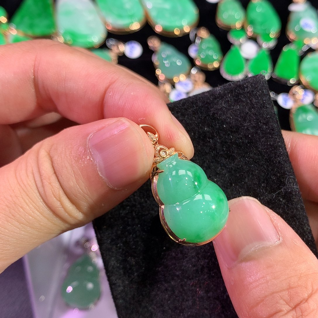 翡翠吊坠(赠链)18K金镶嵌