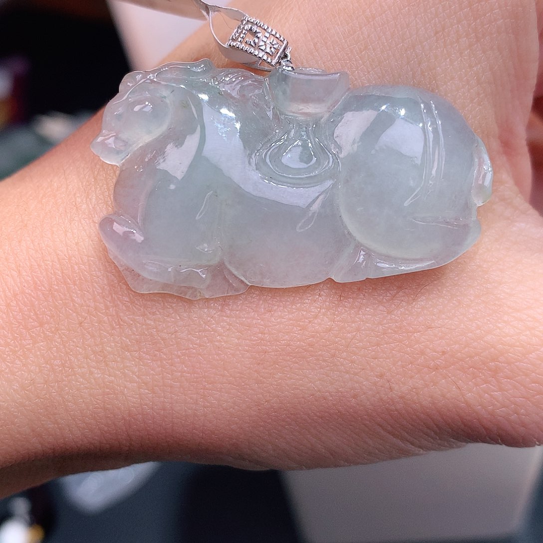 颈饰18K金镶嵌翡翠唐马