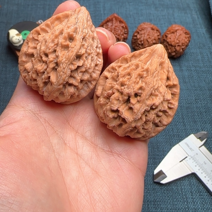 文玩核桃把件十三陵鸡心40