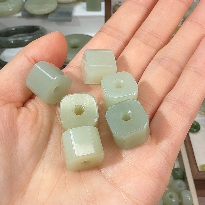 咪***咪和田玉未镶嵌颈饰拍6个