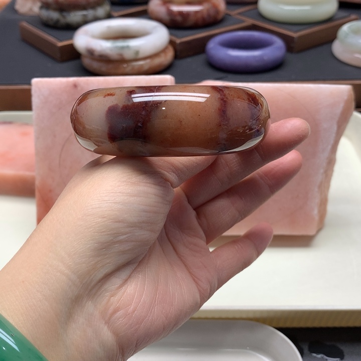 浅***香石英岩玉未镶嵌手镯